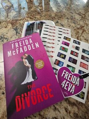 The Divorce by Freida McFadden SIGNED and includes Freida Stickers NEW